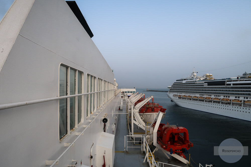 Fähre und Costa Fascinosa im Hafen von Neapel