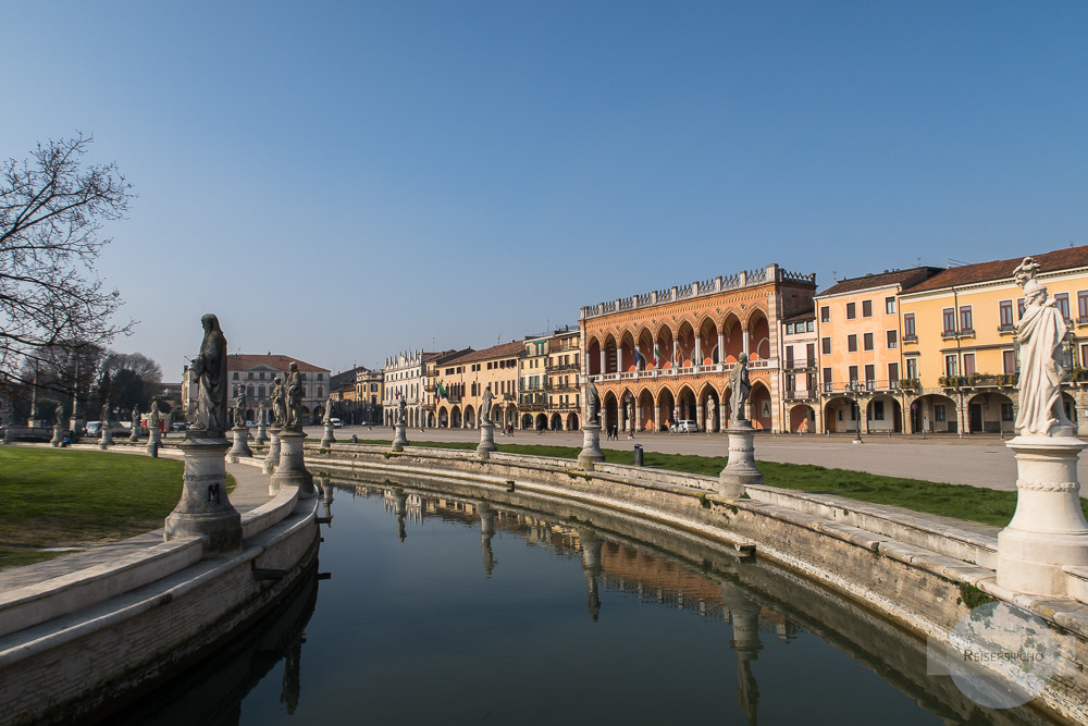Prato della Valle in Padua mit Wassergraben und Statuen