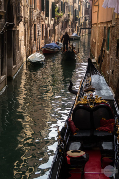 Gondel am Kanal in Venedig