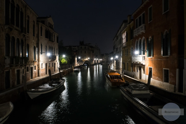 Kanal in Venedig in der Nacht