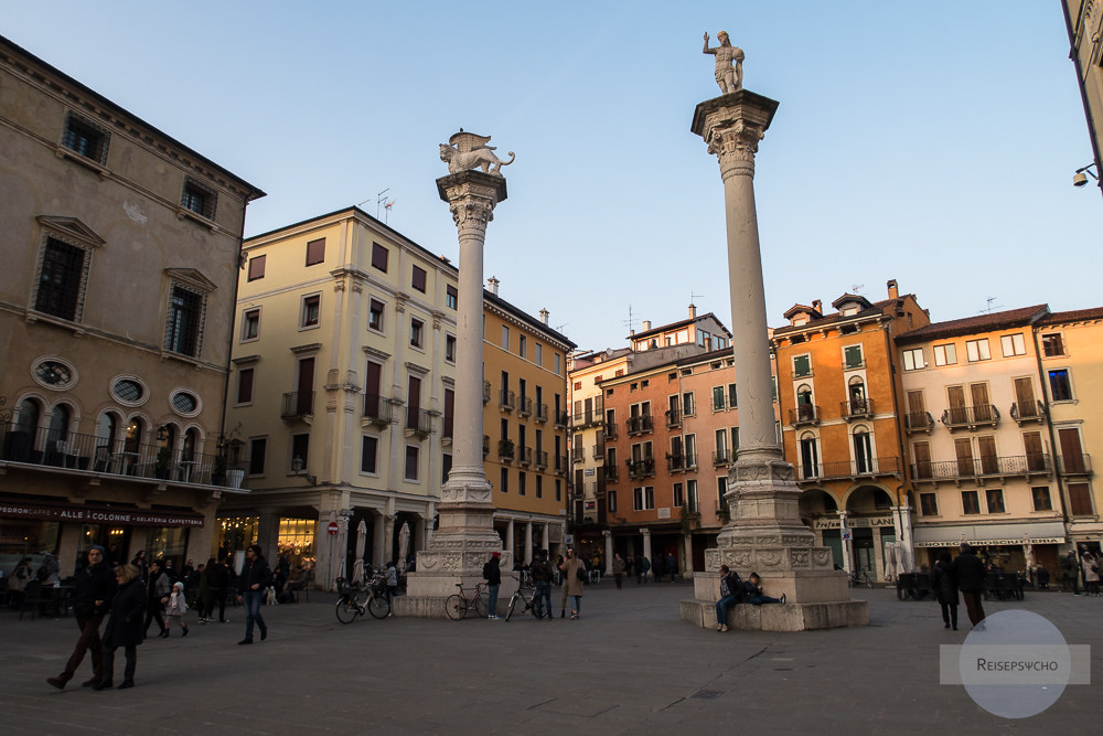 Zwei Säulen zieren das Ende der Piazza dei Signori in Vicenza