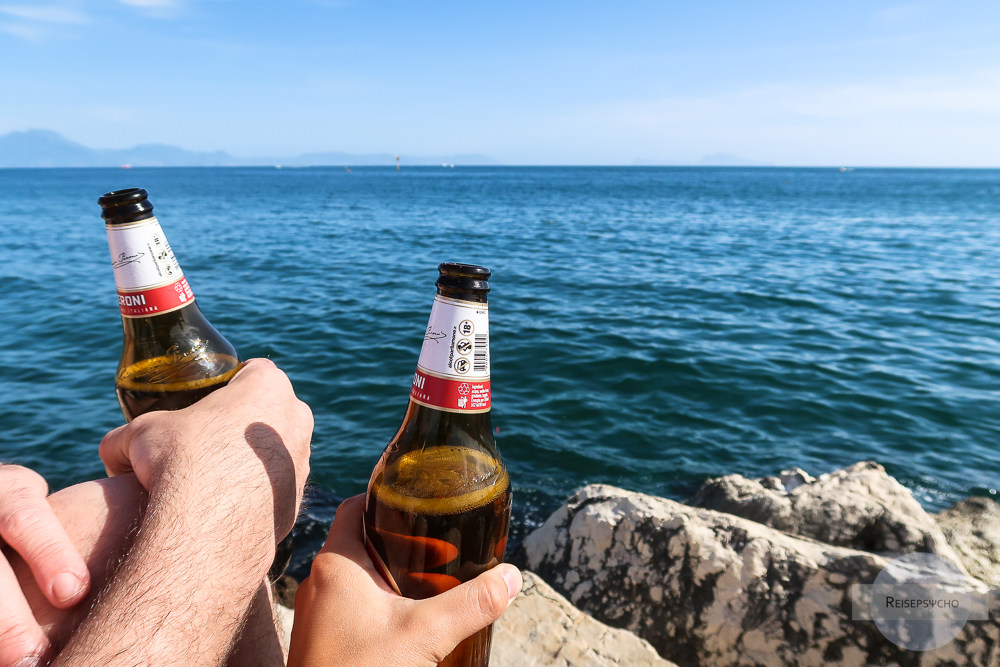 Mit Bier am Lungomare in Neapel