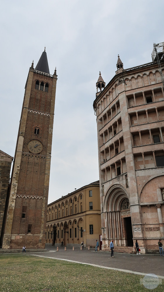 Der Glockenturm des Doms und das Baptisterium in Parma