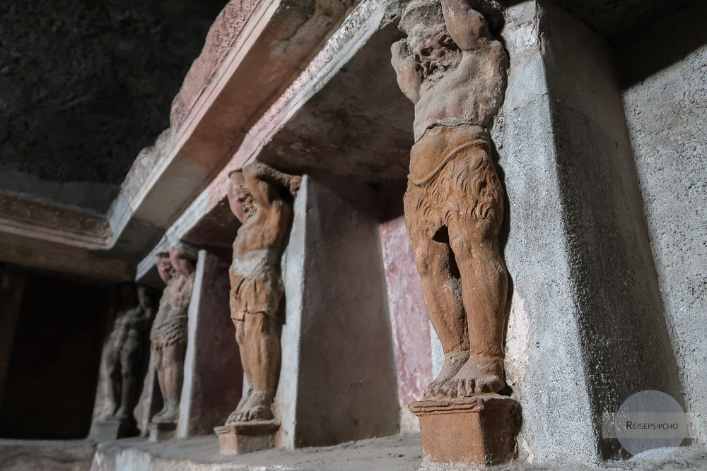 kleine Statue in Pompeji