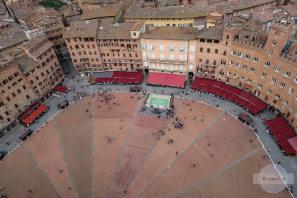 Die Piazza di Campo in Siena von oben