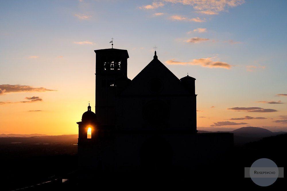 Sonnenuntergang in Assisi bei der Basilika