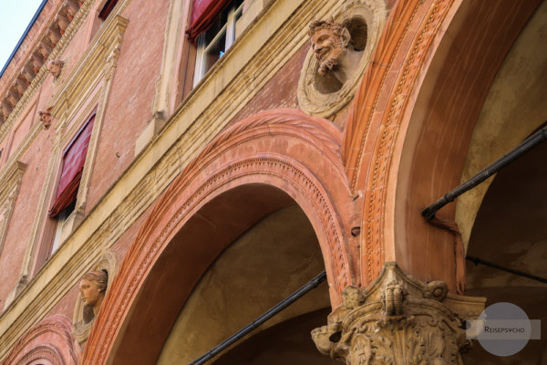Bologna ist voller interessanter Details - schau mal genau hin wenn du durch die Straßen gehst!