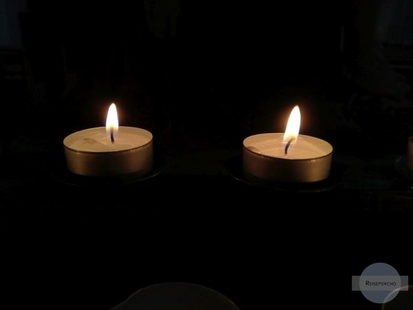 Zwei Kerzen brennen