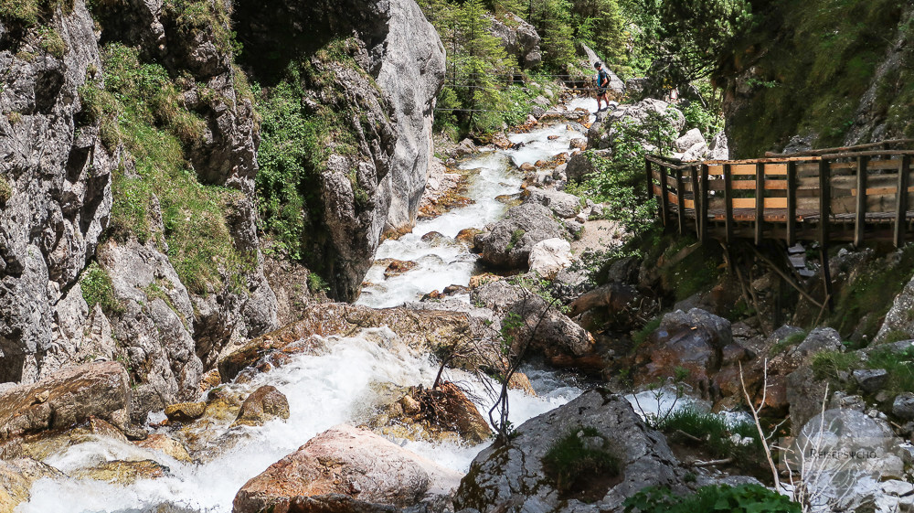 Die Silberkarklamm besticht durch wildes Wasser und Klettervergnügen