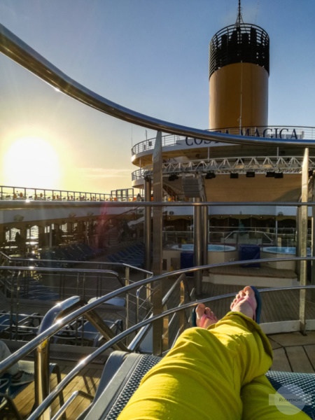 Auf einer Liege an Deck am Kreuzfahrtschiff