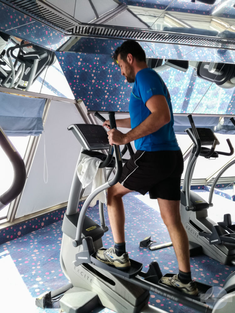 Fitnessstudio an Bord ist eine wichtige Aktivität am Schiff