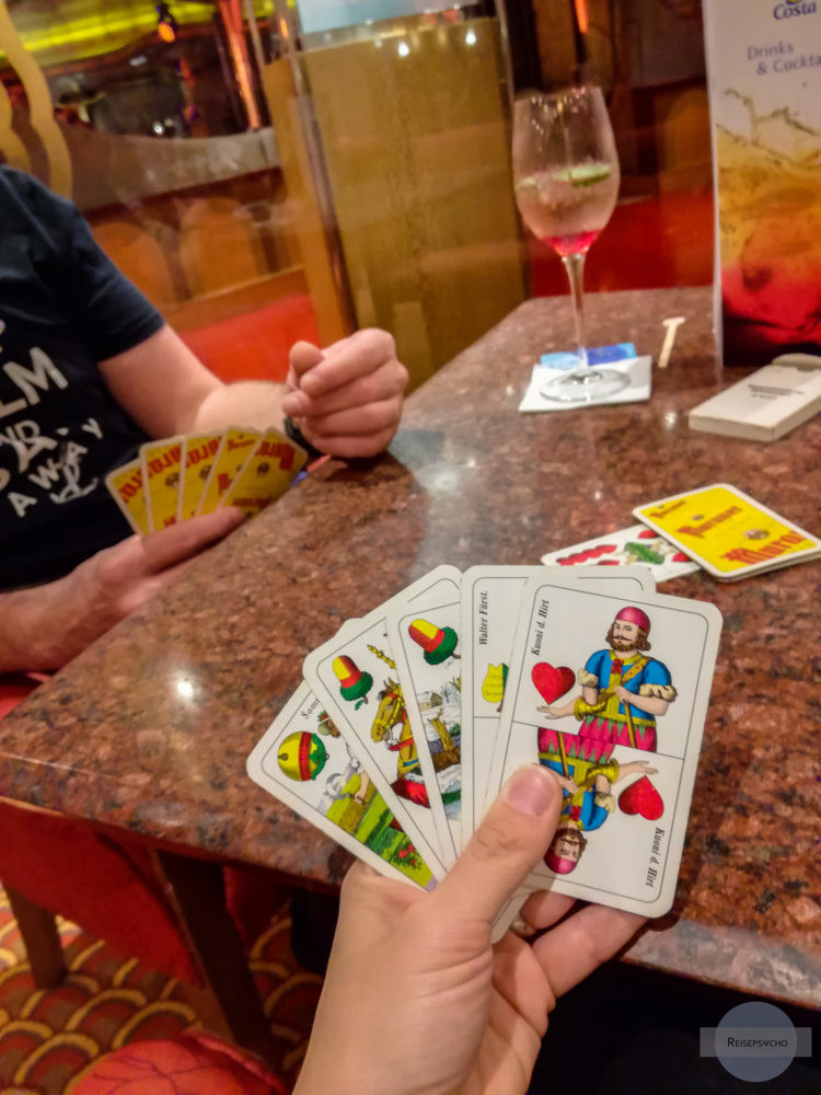 Karten spielen am Schiff