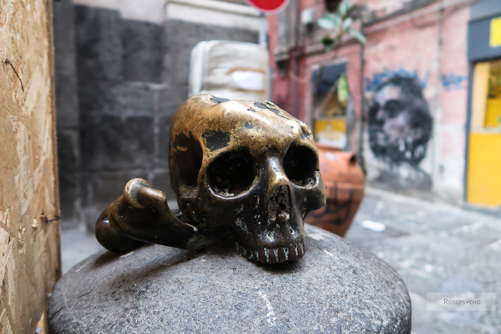 Totenkopf auf der Straße in Neapel