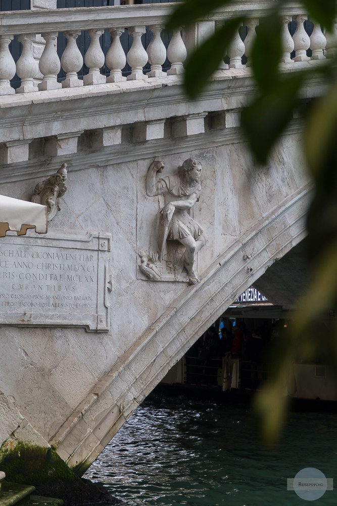 Frau auf Rialtobrücke in Venedig Details