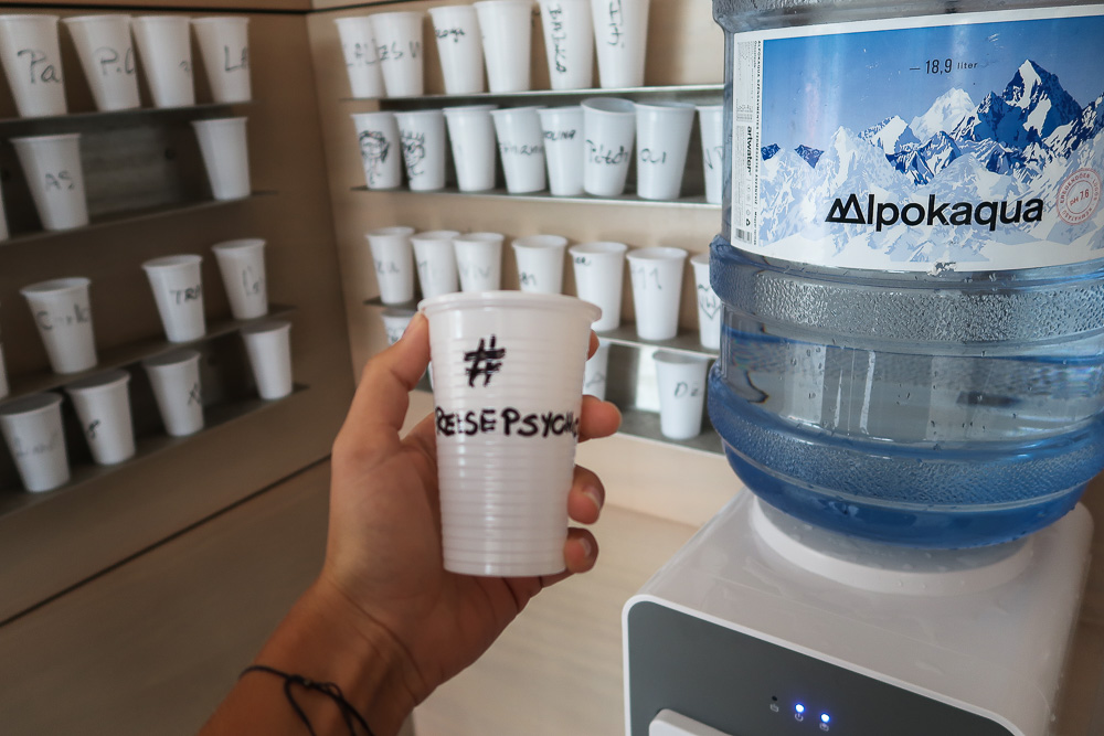 Plastikbecher werden einfach beschriftet und den ganzen Tag verwendet