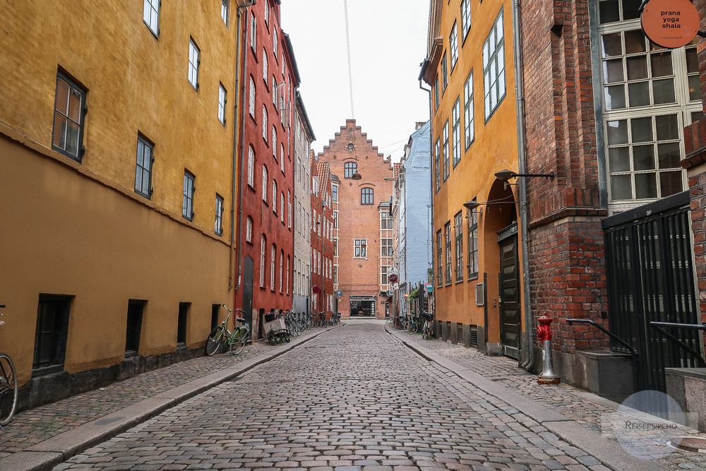 schöne Straße mit bunten Häusern in Kopenhagen