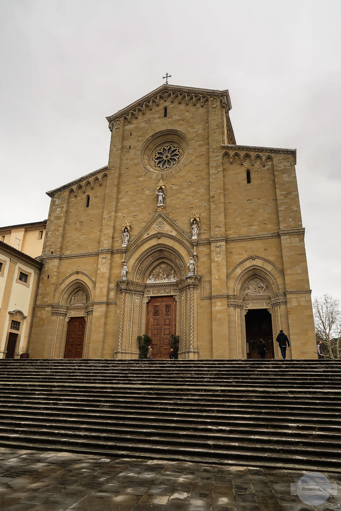 Die Fassade der Kathedrale San Donato in Arezzo, Italien