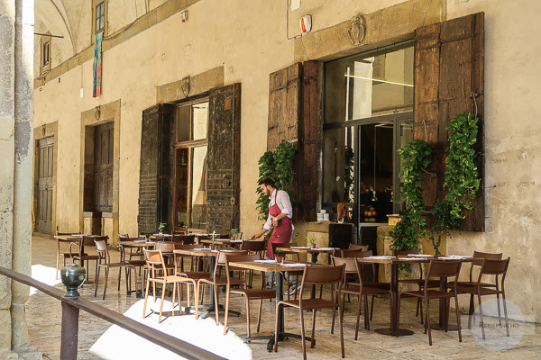 Essen unter den Arkaden in Arezzo