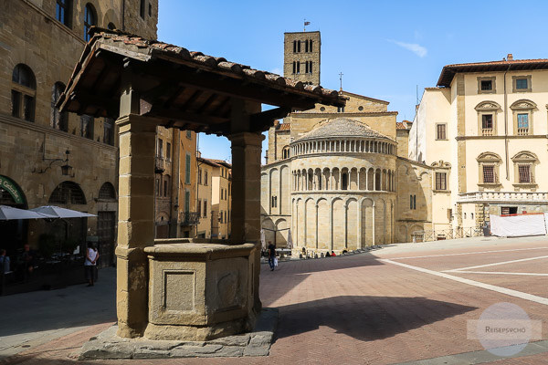 Im Hintergrund steht die Kirche Santa Maria della Pieve, Arezzo, Toskana