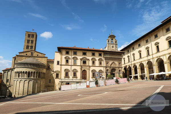 Die Piazza Grande mit Blick auf die Kirche, den Palazzo und die Arkaden