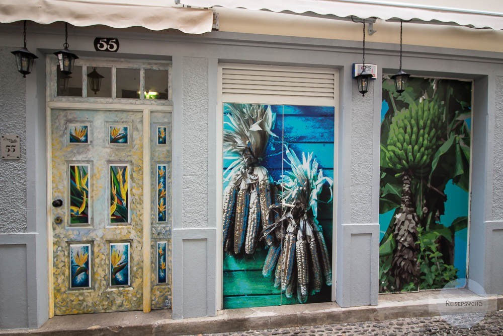 Bunte Häuser und Türen in der Rua de Santa Maria in Funchal