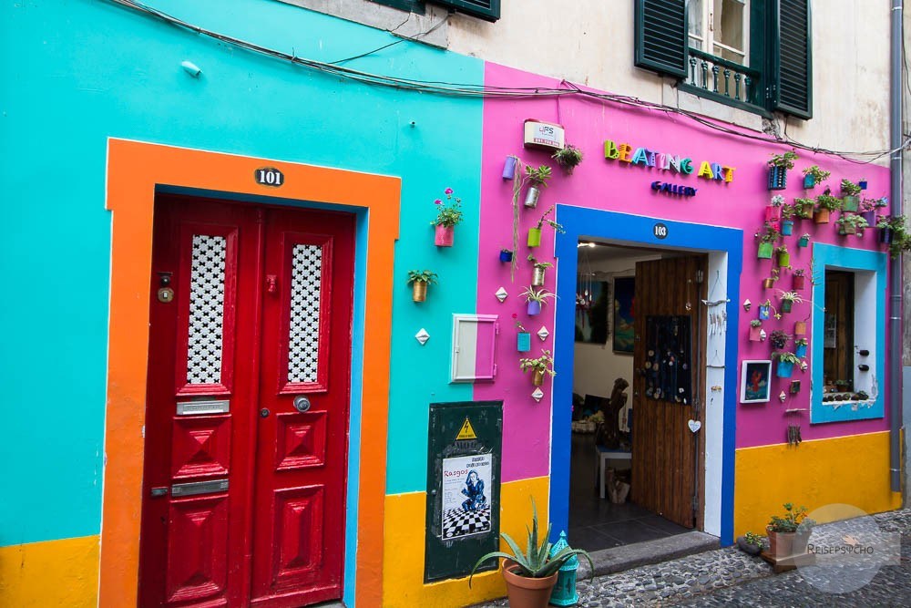 Bunte Häuser und Türen in der Rua de Santa Maria in Funchal