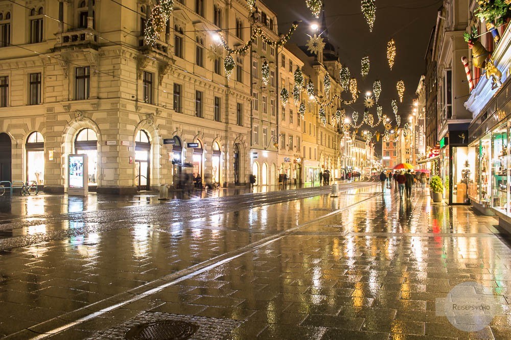 Hängende Christbäume in der Grazer Herrengasse - eine alte Tradition