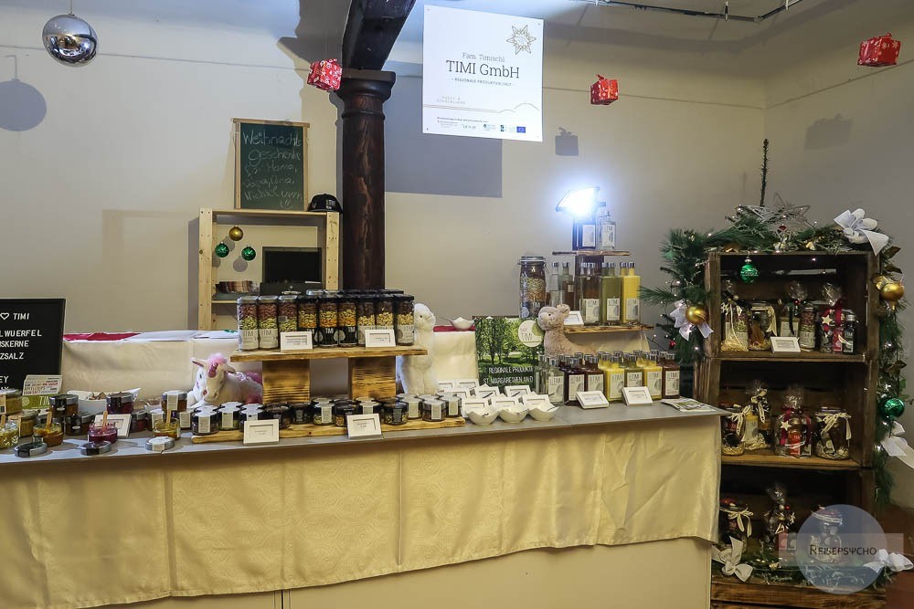 Einkaufen am Adventmarkt am Schlossberg Graz