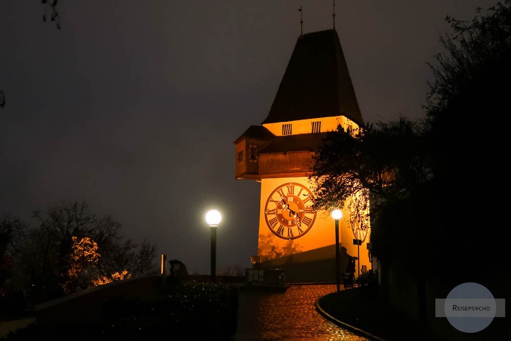 Uhrturm Graz beleuchtet zur Weihnachtszeit