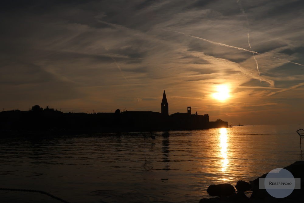Sonnenuntergang am Meer in Porec, Kroatien