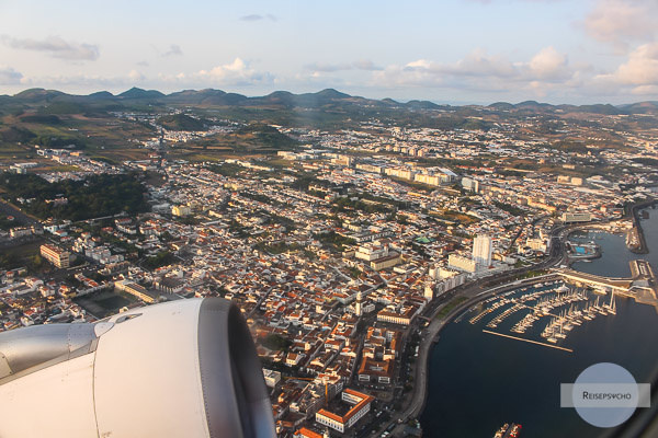 Ponta Delgada von oben / Ausblick aus dem Flugzeug