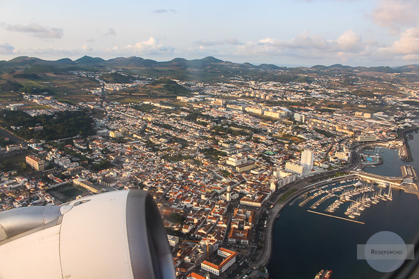 Ponta Delgada von oben / Ausblick aus dem Flugzeug