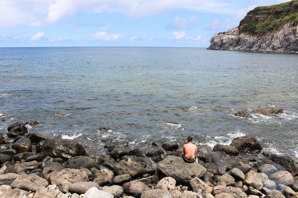 Sitzen am Meer auf Sao Miguel