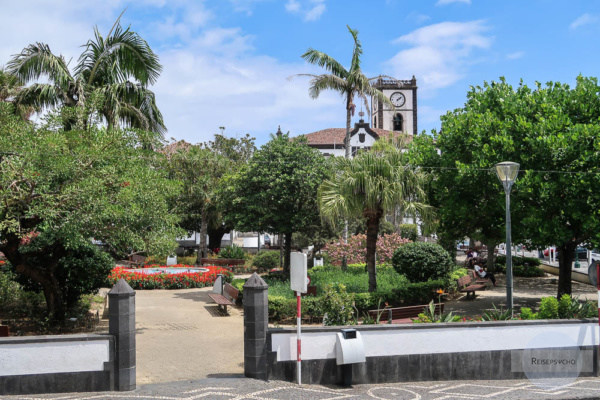 Der Dorfplatz von Vila Franca do Campo