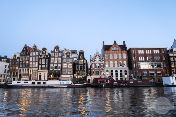 Amsterdams Häuser im Sonnenuntergang vom Wasser aus