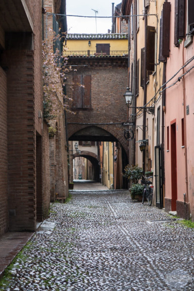 Die Via delle Volte in Ferrara nach dem Regen
