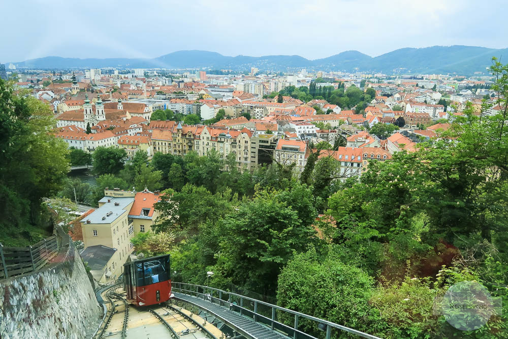 Mit der Schloßbergbahn auf den Schloßberg hinauf fahren