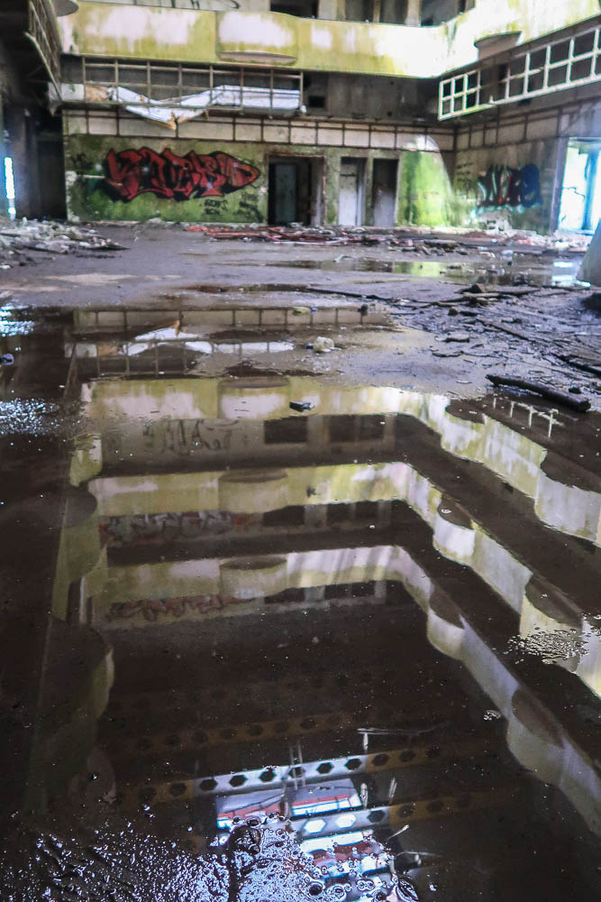 Spiegelung Pfütze Lost Place