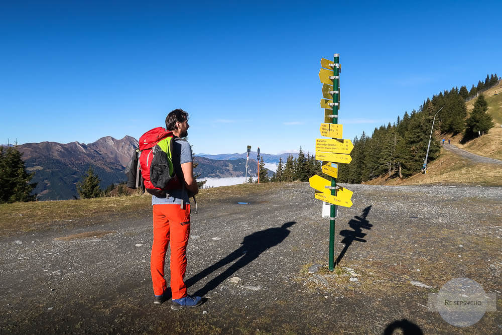 Wegweiser beim Wandern studieren