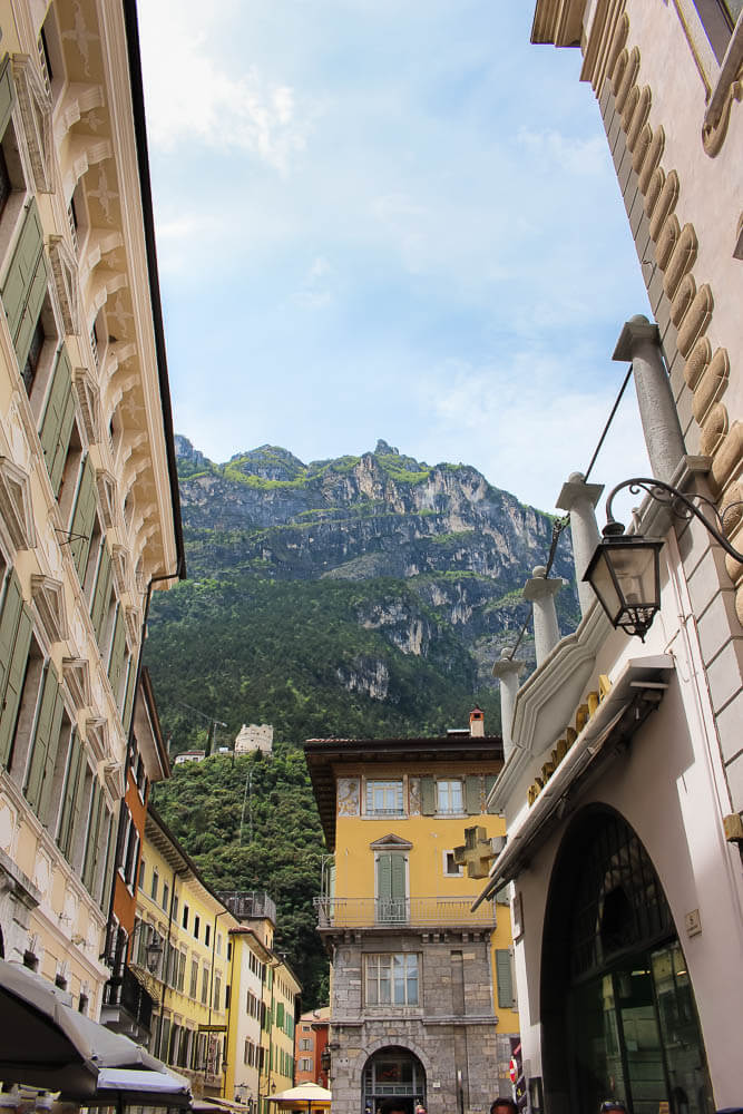 Gasse mit alten Häusern in Riva del Garda