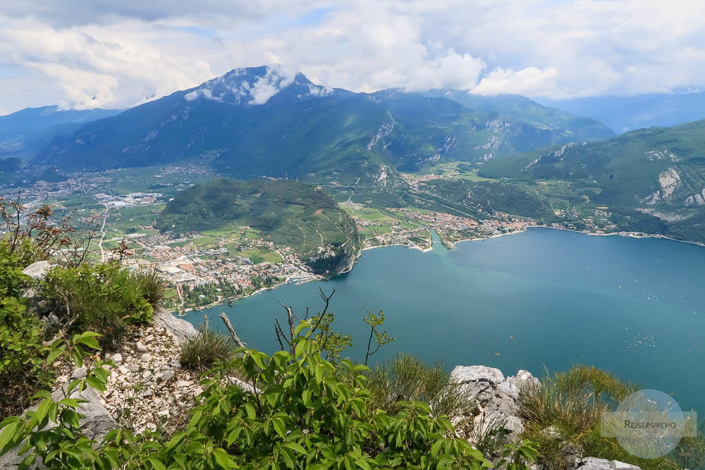 Ein Blick auf Riva und Torbole mit dem Monte Brione dazwischen