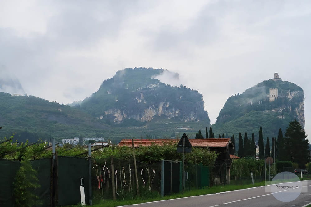 Die Burg von Arco und der Monte Baone