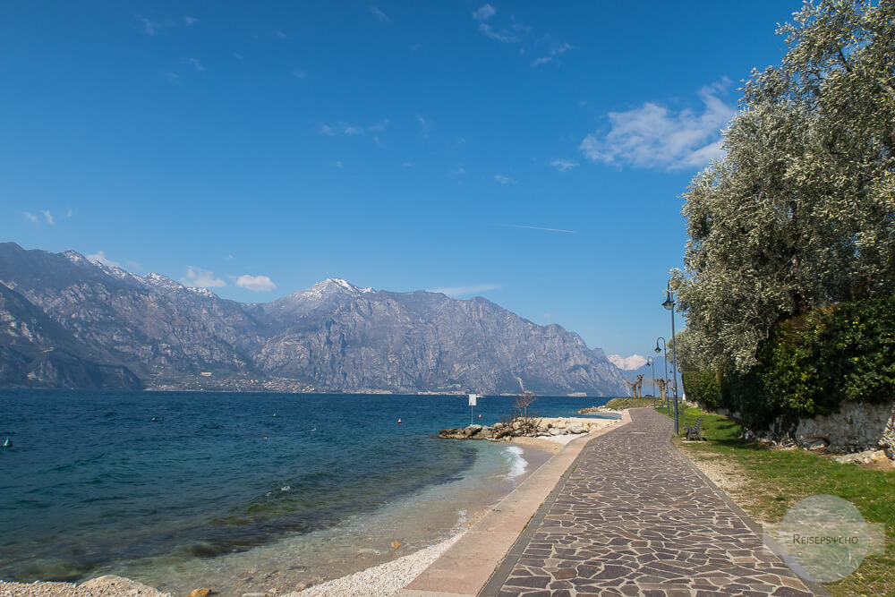 Gardasee Norden - am Spazierweg sieht man immer die Berge