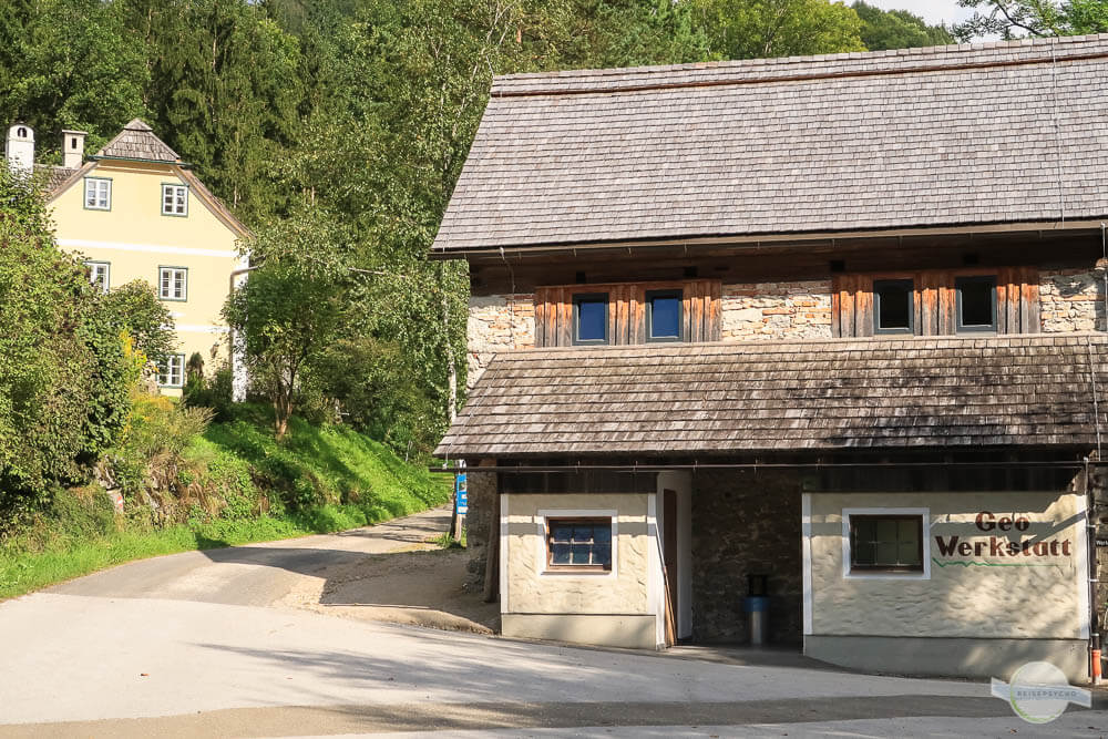 Die GeoWerkstatt und der Eingang zur Nothklamm im GeoDorf Gams