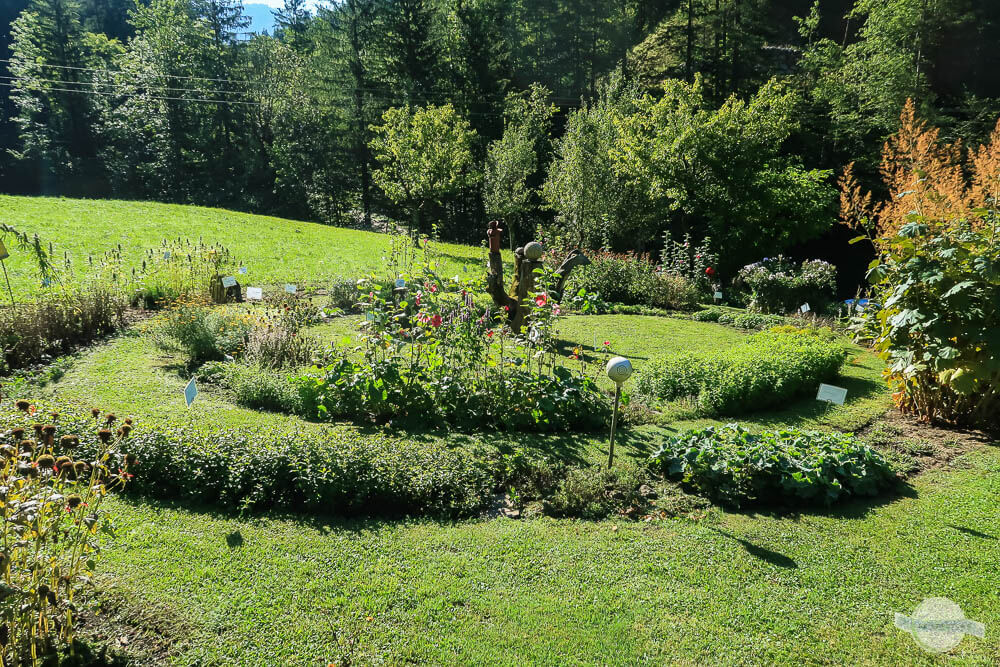 Kräuterspirale beim Kräuterbergbauern