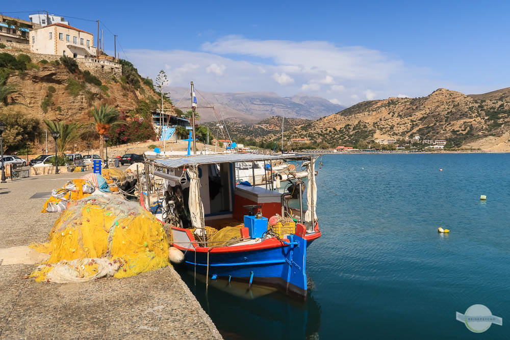 buntes Fischerboot in Agia Galini auf Kreta