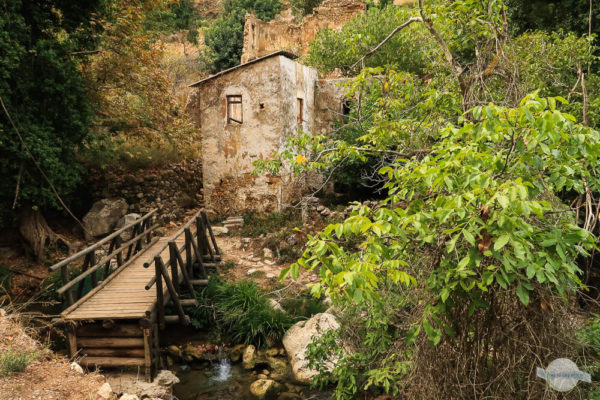 Alte, verfallene Mühle vor einem Bach
