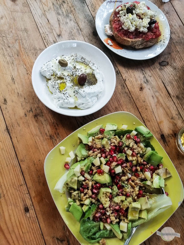 Kreta Tipps Essen: Tzaziki, Brot mit Tomaten und Avocadosalat