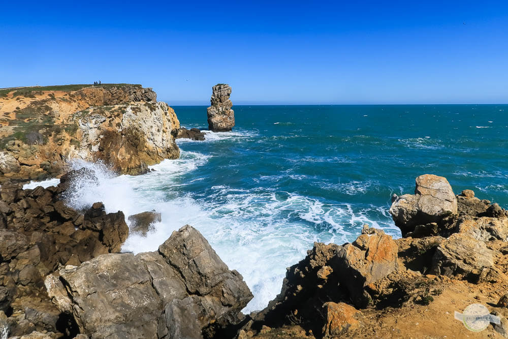 Klippen in Peniche und tosendes Meer