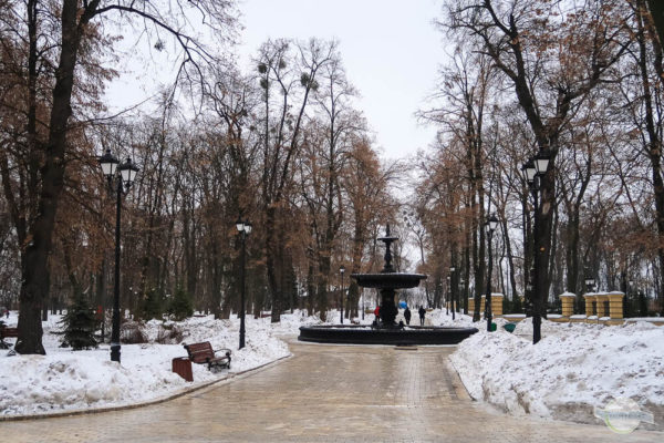 Kiew Park im Winter mit Schnee